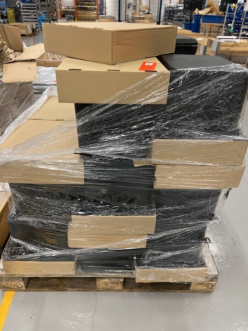 921813-9 2 pallets with lockable plastic boxes