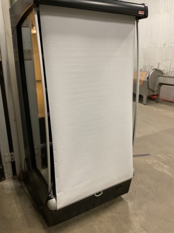 961180-5 Store fridge with roller blinds