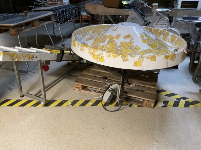 961187-1 Conveyor belt with round sorter