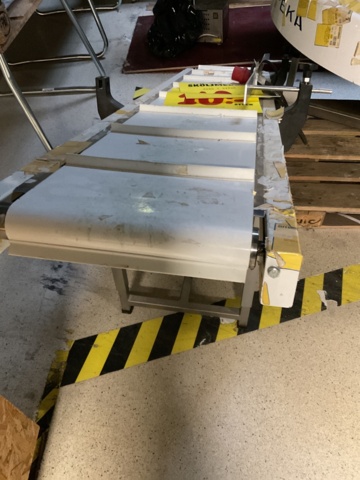 961187-4 Conveyor belt with round sorter