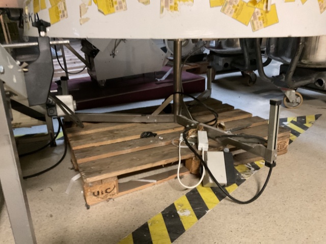 961187-5 Conveyor belt with round sorter