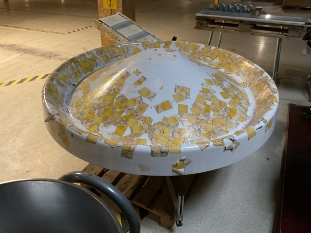 961187-7 Conveyor belt with round sorter