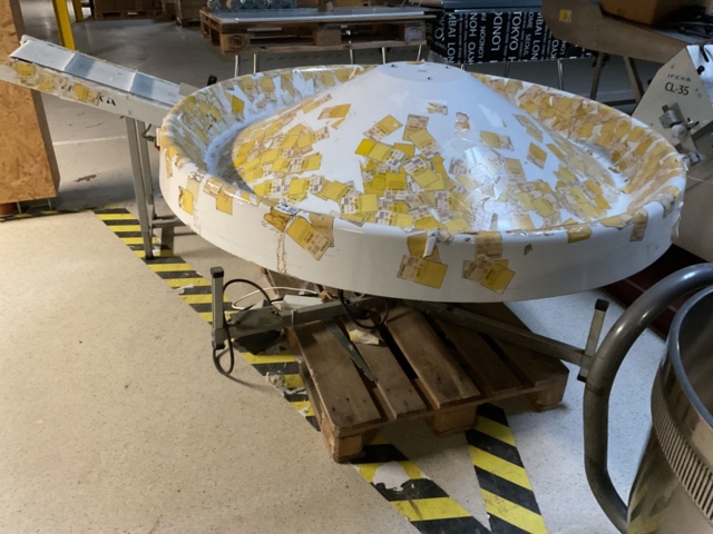 961187-8 Conveyor belt with round sorter