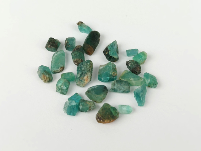 974804-2 Lot Råstenar av Smaragd / Beryll ca 62.95 ctv