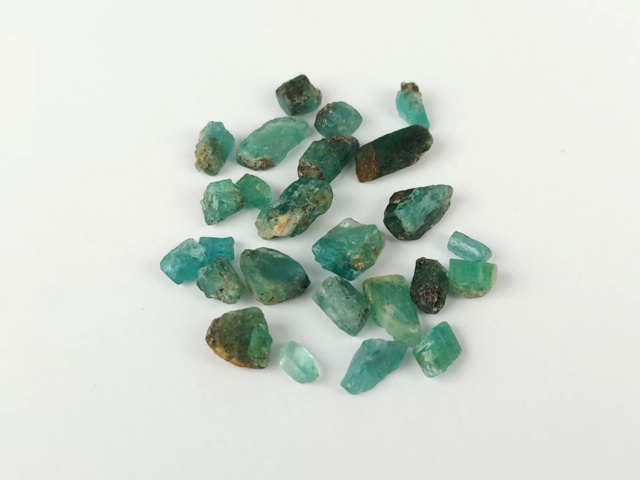 974804-3 Lot Råstenar av Smaragd / Beryll ca 62.95 ctv