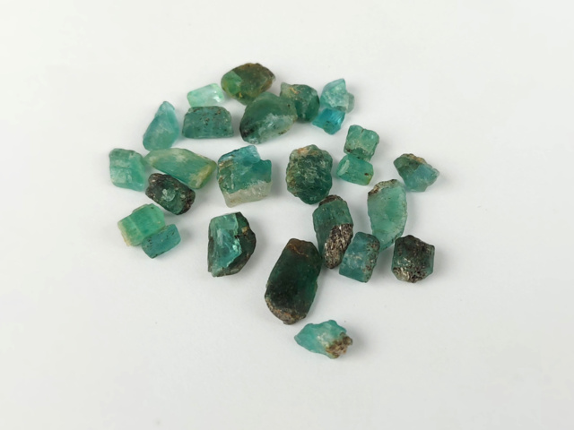 974804-4 Lot Råstenar av Smaragd / Beryll ca 62.95 ctv