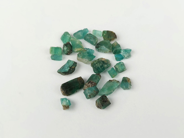 974804-5 Lot Råstenar av Smaragd / Beryll ca 62.95 ctv