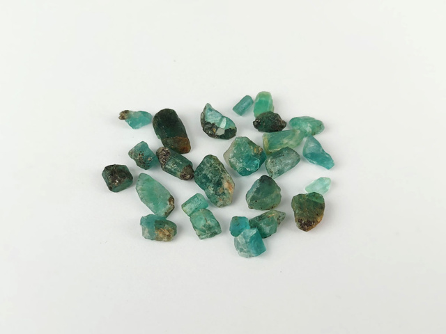 974804-6 Lot Råstenar av Smaragd / Beryll ca 62.95 ctv