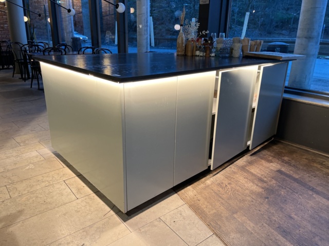 962416-2 Serving bench including contents