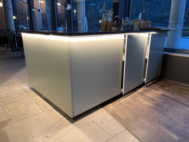 962416-3 Serving bench including contents