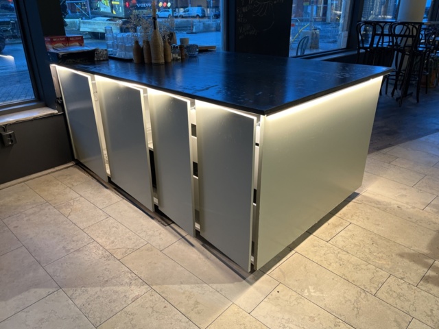 962416-4 Serving bench including contents