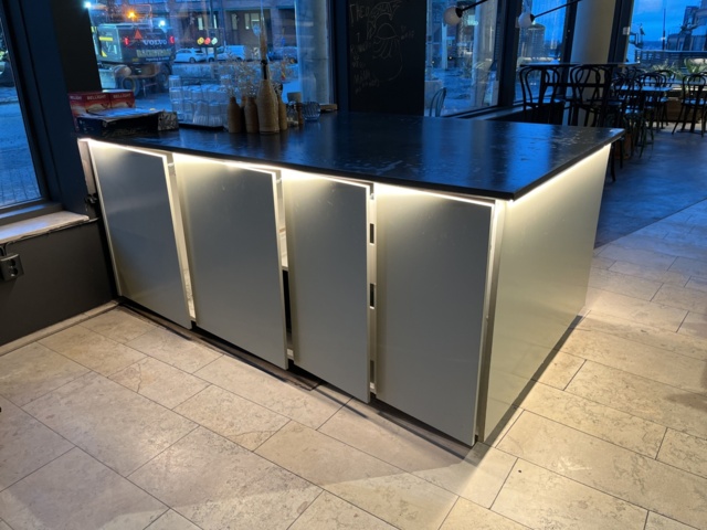 962416-5 Serving bench including contents