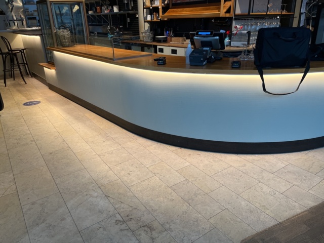 962469-4 Site-built bar counter approx. 7 meters curved