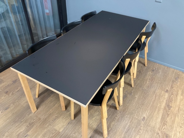975396-2 Pöytä 180cm x 80cm ja 6kpl Artekin 69 tuoleja