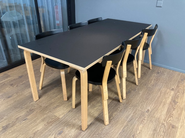 975396-1 Pöytä 180cm x 80cm ja 6kpl Artekin 69 tuoleja