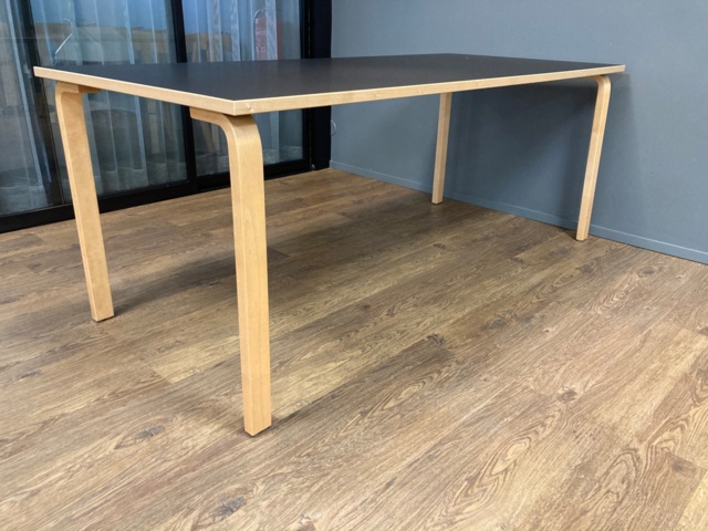 975396-7 Pöytä 180cm x 80cm ja 6kpl Artekin 69 tuoleja