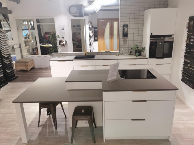 975542-4 Exhibition kitchen Solid * Updated information *