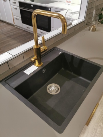 975542-7 Exhibition kitchen Solid * Updated information *