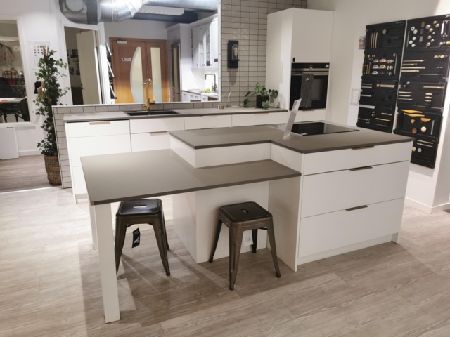 975542-8 Exhibition kitchen Solid * Updated information *