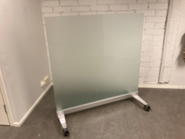 975574-1 Isku lasinen väliseinä pyörillä