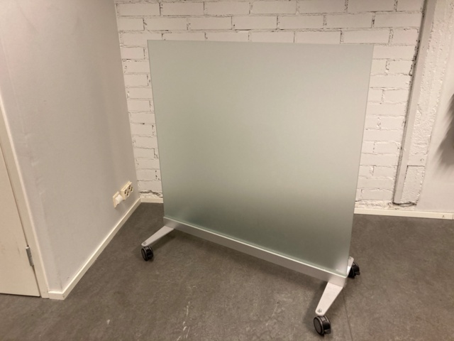 975574-3 Isku lasinen väliseinä pyörillä