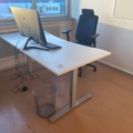 946608-1 Kontorsplats, höj- och sänkbart skrivbord med mera