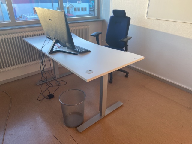 946608-1 Kontorsplats, höj- och sänkbart skrivbord med mera