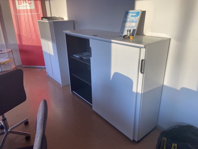 946608-2 Kontorsplats, höj- och sänkbart skrivbord med mera