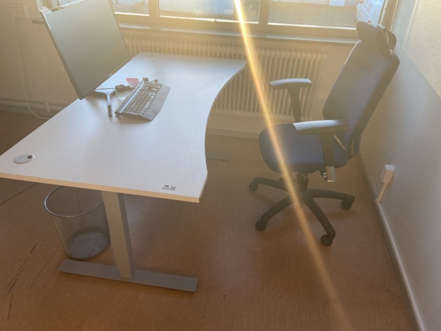 946608-3 Kontorsplats, höj- och sänkbart skrivbord med mera