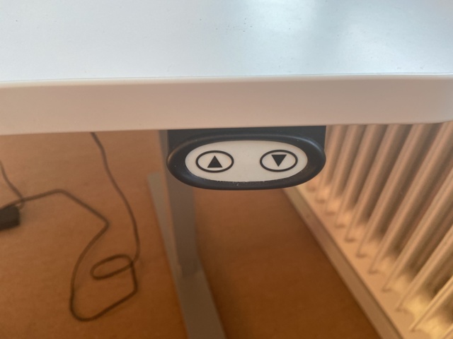 946608-4 Kontorsplats, höj- och sänkbart skrivbord med mera