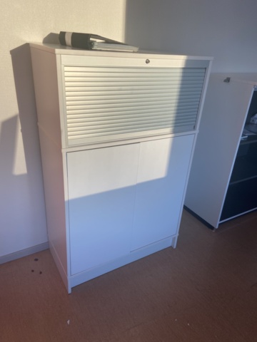 946608-5 Kontorsplats, höj- och sänkbart skrivbord med mera