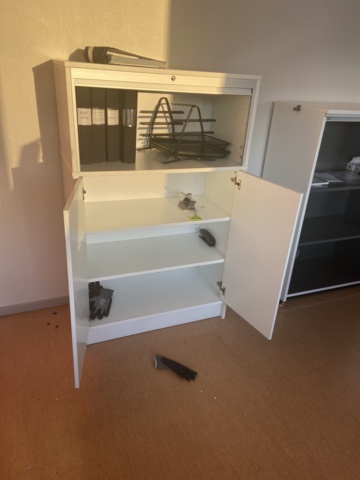 946608-6 Kontorsplats, höj- och sänkbart skrivbord med mera