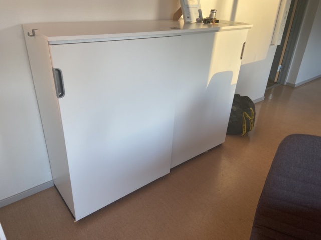 946608-7 Kontorsplats, höj- och sänkbart skrivbord med mera