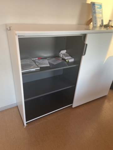 946608-8 Kontorsplats, höj- och sänkbart skrivbord med mera