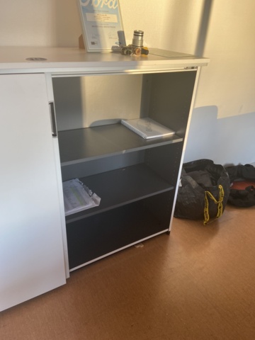 946608-9 Kontorsplats, höj- och sänkbart skrivbord med mera