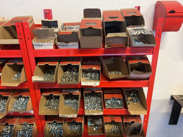 946569-3 Assortment with bolt, nut and more