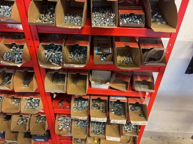 946569-4 Assortment with bolt, nut and more