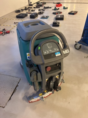 946587-2 Combi scrubber Tennant T300