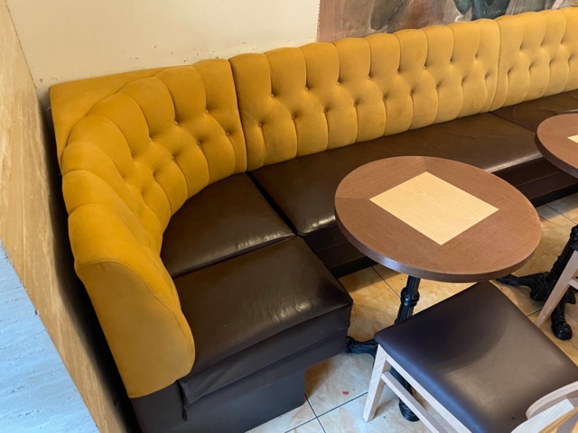 972654-3 Table, chairs and sofa