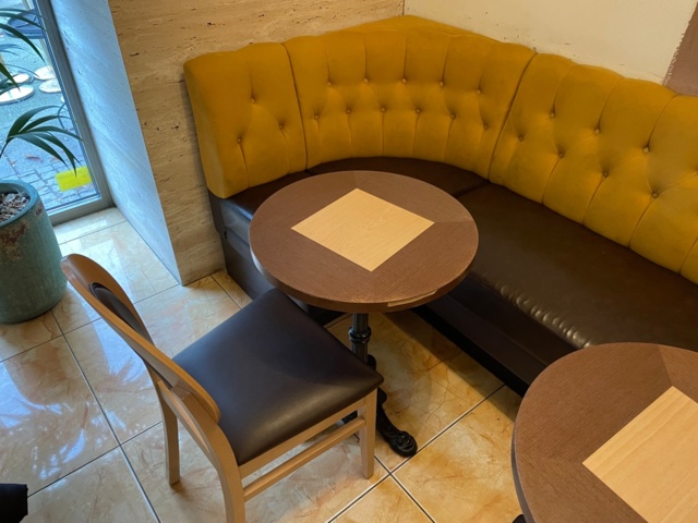 972654-6 Table, chairs and sofa