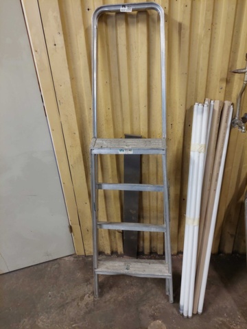 882015-1 Ladder and fluorescent tube