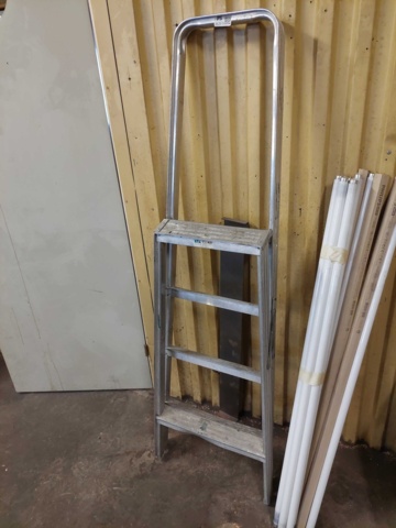 882015-2 Ladder and fluorescent tube