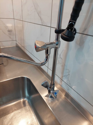 882565-4 Sink with pre-rinse shower