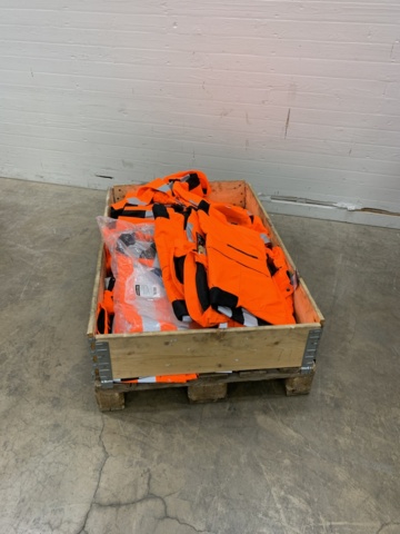 977280-1 Pallet with warning jackets - ladies