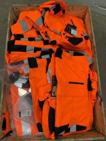 977280-2 Pallet with warning jackets - ladies