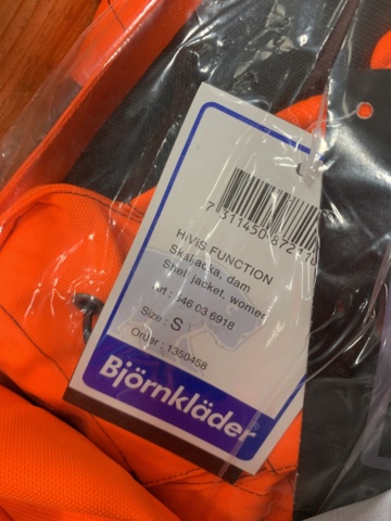 977280-6 Pallet with warning jackets - ladies