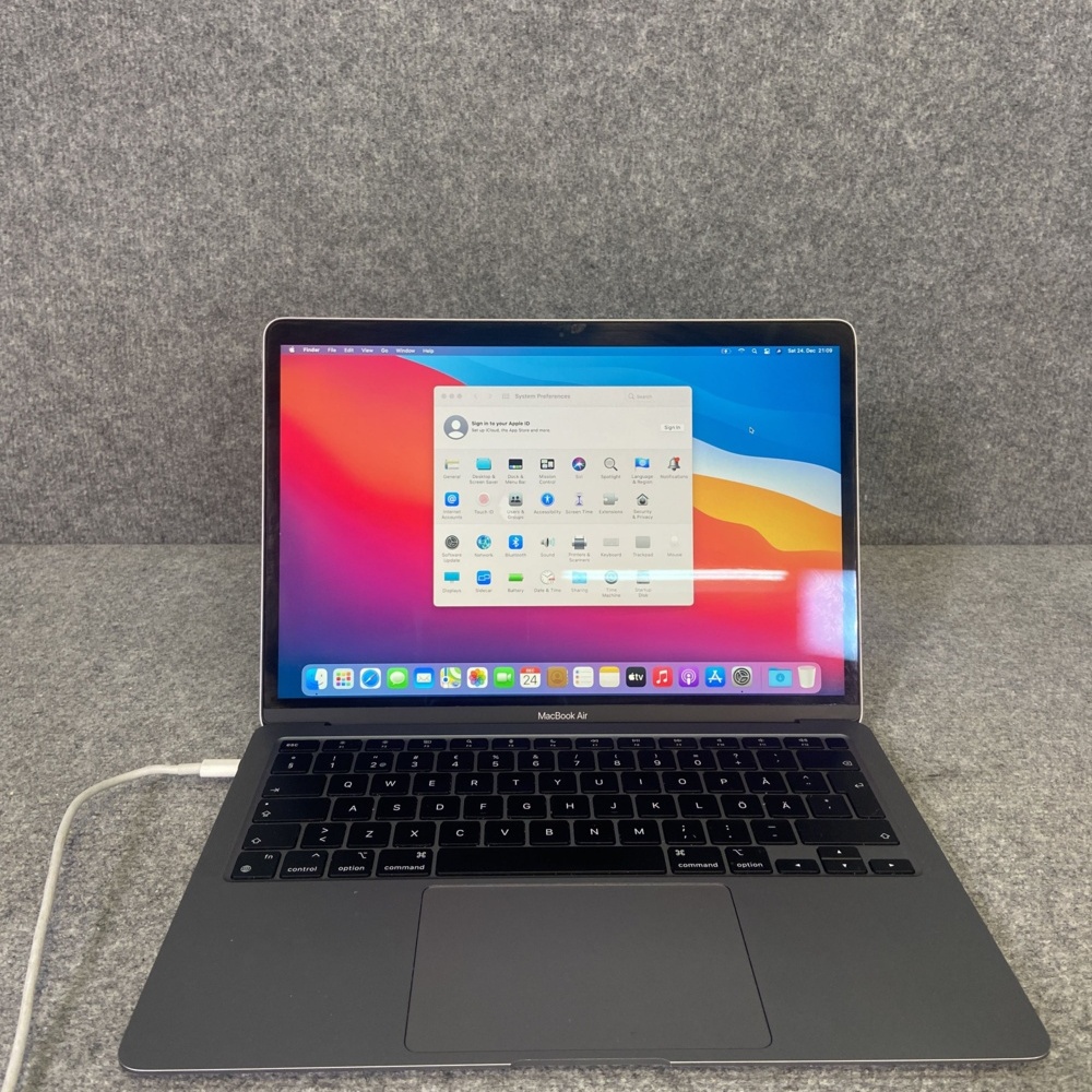 Apple MacBook Air 256GB M1 chip with 8-core CPU and 7-core GPU