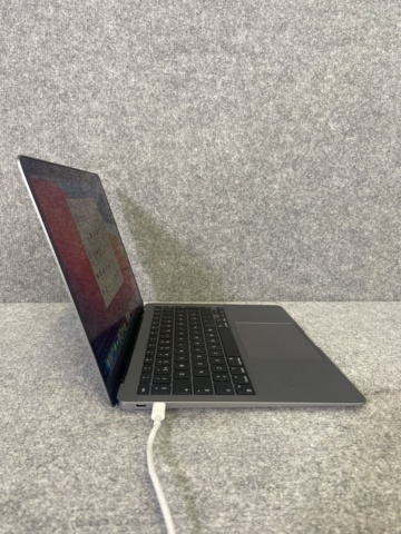 Apple MacBook Air 256GB M1 chip with 8-core CPU and 7-core GPU