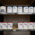 954184-2 Lot with wall & ceiling paint, from Flügger in various designs