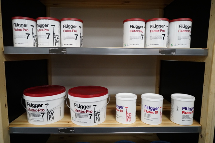 954184-3 Lot with wall & ceiling paint, from Flügger in various designs